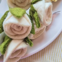 Filzrosen auf Teller