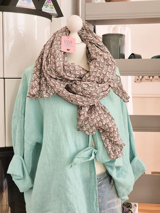 Schaufensterpuppe mit Bluse und Schal