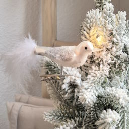 Deko-Vogel auf Tannenzweig